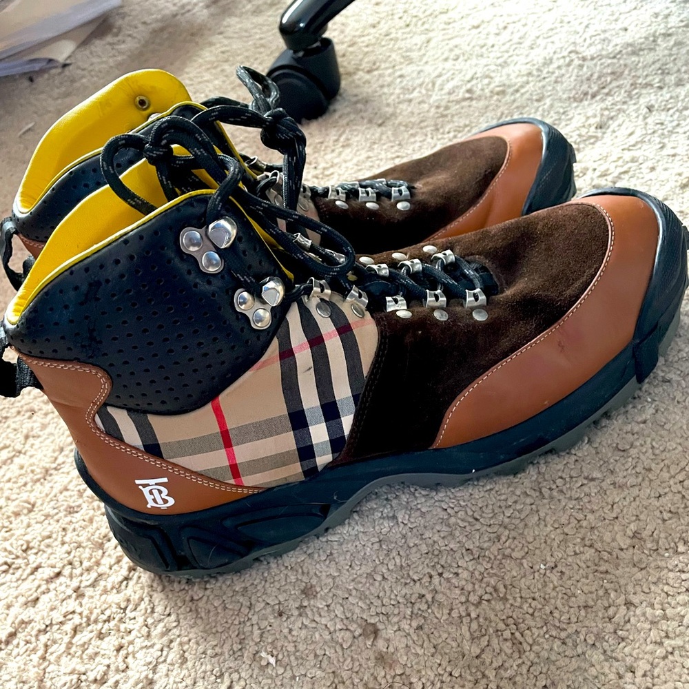 Burberry Hiking Sneaker Boots Mens 43 US size 10 barely worn excellent condition
